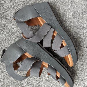 Gentle Souls by Kenneth Cole Women's Mia Elastic Wedge Sandal